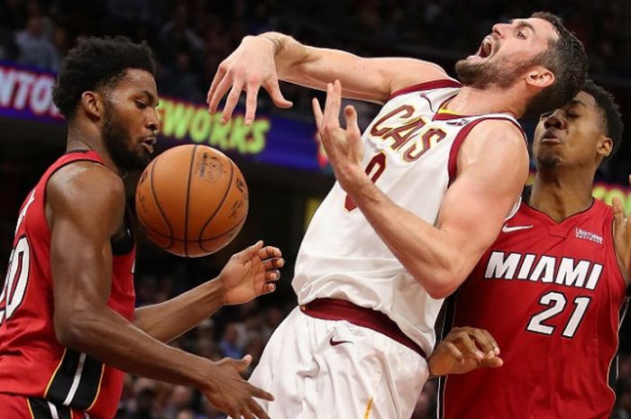 Pemain Cleveland Cavaliers, Kevin Love (tengah), berduel dengan dua pemain Miami Heat pada laga NBA, di Quicken Loans Arena, Selasa (28/11/2017).