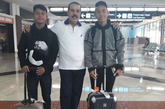 Dua pemain asal Indonesia, Syukran Arabia, bersama dengan Andrian Rusdianto saat kembali ke Indonesia.