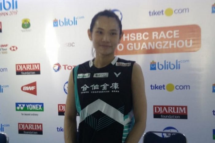 Pebulu tangkis tunggal putri Taiwan, Tai Tzu Ying, berpose dalam sesi konferensi di Istora Senayan, 