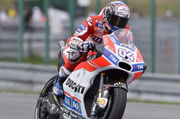 Aksi pebalap Ducati, Andrea Dovizioso, saat balapan di Sirkuit Brno, Republik Ceska, Minggu (6/8/2017)