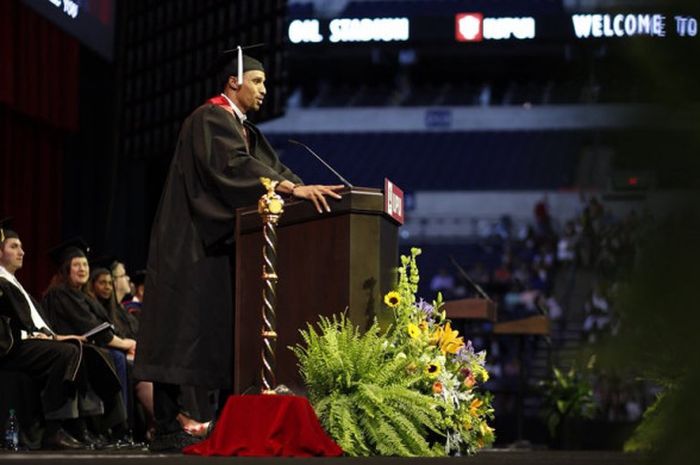 Momen saat George Hill memberikan pidato kelulusan diploma di sebuah universitas di Indiana, Amerika Serikat yang bernama IUPUI, Sabtu (12/5/2018).