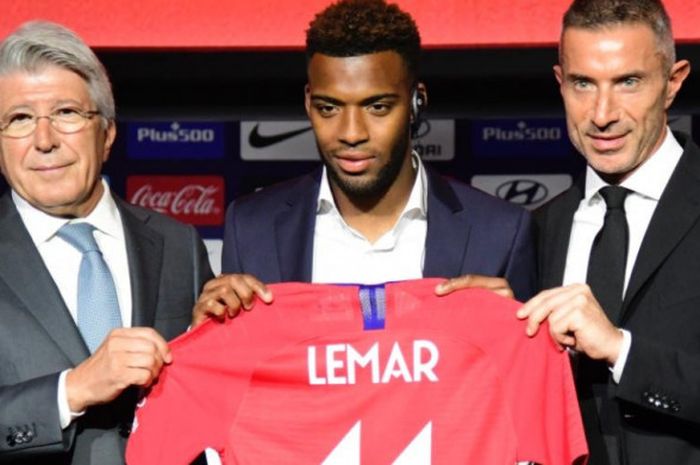 Thomas Lemar (tengah) saat diperkenalkan sebagai pemain Atletico Madrid dalam presentasi resmi di Stadion Wanda Metropolitano, Madrid, 30 Juli 2018.