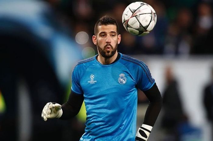 Kiper Real Madrid, Kiko Casilla, melakukan pemanasan menjelang duel perempat final Liga Champions lawan Wolfsburg di Volkswagen Arena, Wolfsburg, 6 April 2016.