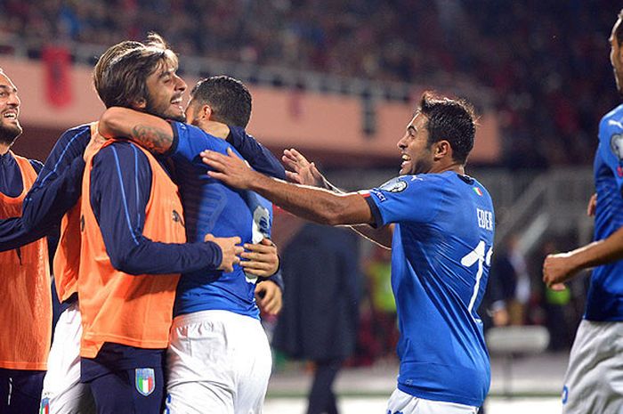 Gelandang timnas Italia, Antonio Candreva (kanan), merayakan gol bersama rekan setimnya saat melawan Albania dalam laga Kualifikasi Piala Dunia 2018 di Stadion Loro Borici, Shkoder, pada 9 Oktober 2017.