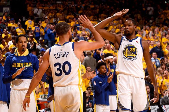 Pemain Golden State Warriors, Stephen Curry (#30) dan Kevin Durant (kanan), pada saat  menjalani laga ketiga final wilayah barat NBA 2017/18 kontra Houston Rockets pada Minggu (20/5/2018) waktu Amerika Serikat.