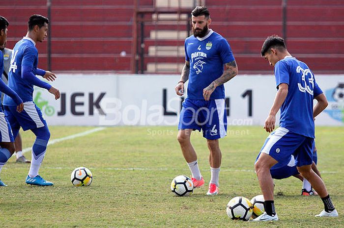 Pemain Persib Bandung mengikuti latihan di Stadion Sultan Agung, Bantul, Minggu (29/7/2018).