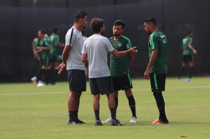 Pelatih timnas U-23 Indonesia, Luis Milla, mencoba berbicara dengan Stefano Lilipaly dan Alberto Goncalves dalam sesi latihan di Lapangan ABC, Senayan, Jakarta Pusat, Selasa (14/8/2018)