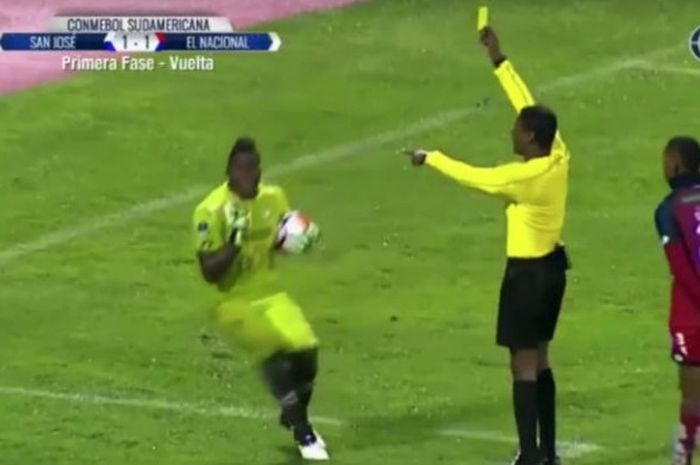 Kiper El Nacional, Johan Padilla, pura-pura jatuh saat wasit Jose Argote menyentuhnya usai memberikan kartu kuning di laga melawan San Jose di ajang Copa Sudamericana yang berlangsung di Stadion Jesus Bermudez, Selasa (6/3/2018).