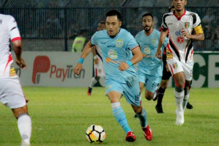   Gelandang asing Persela Lamongan, Shohei Matsunaga pada laga melawan Mitra Kukar di Stadion Suraja