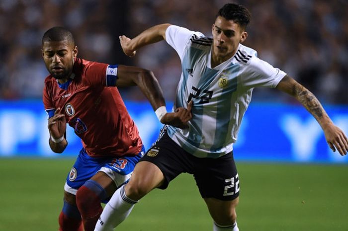 Penyerang Argentina, Cristian Pavon (kanan), berduel dengan pemain Haiti, Mikael Cantave, dalam laga persahabatan di Stadion La Bombonera, Buenos Aires, Argentina pada 29 Mei 2018.