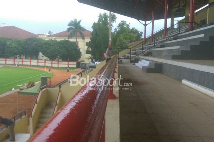 Nampak seorang pekerja sedang mempercantik Stadion PTIK, Jakarta Selatan, Selasa (17/4/2018).