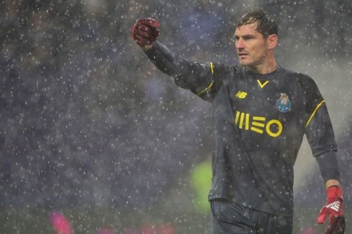 Kiper FC Porto, Iker Casillas, beraksi dalam pertandingan Liga Portugal kontra CS Maritimo di Stadion Dragao, Porto, pada 15 Desember 2016.