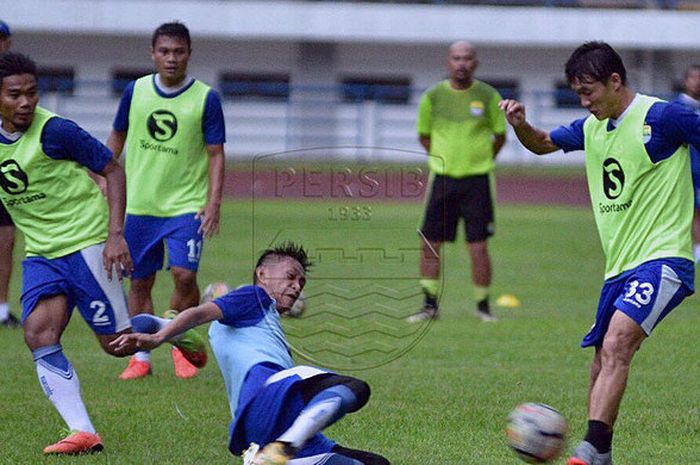 Pemain Persib berlatih di Stadion Gelora Bandung Lautan Api, Kab. Bandung, pada Senin (19/2/2018).