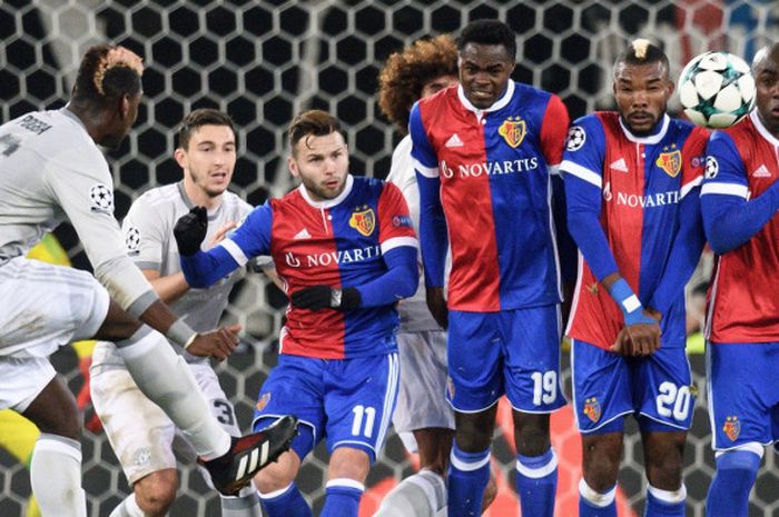 Gelandang Manchester United, Paul Pogba (kiri), melepaskan tembakan dalam laga Grup A Liga Champions kontra FC Basel di Stadion St. Jakob-Park, Basel, Swiss, pada 22 November 2017.