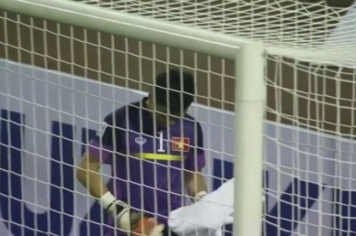 Kiper Vietnam, Tran Nguyen Manh, keluar lapangan dengan ekspresi lesu setelah dikartu merah wasit da