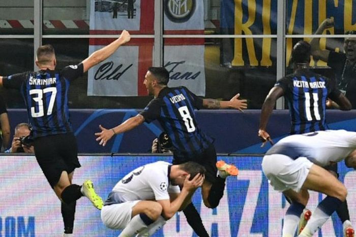 Matias Vecino (tengah, atas) merayakan golnya untuk Inter Milan ke gawang Tottenham Hotspur dalam partai Liga Champions  di Stadion Giuseppe Meazza, Milan, 18 September 2018.