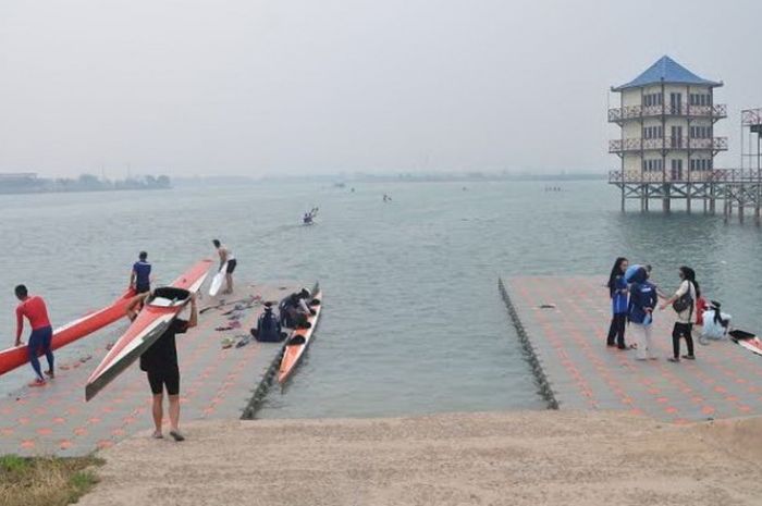 Atlet  Dayung Sumatera Selatan mengikuti pemusatan latihan daerah di Venue Dayung Jakabaring Sport City Palembang, Rabu (11/5/2016).