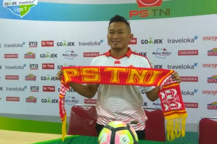 Rudy Eka Priyambada, diperkenalkan sebagai pelatih baru PS TNI, di ruang media, Stadion Pakansari, Bogor, Senin (25/9/2017).