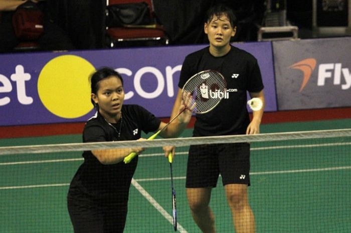 Pasangan ganda putri PB Djarum Siti Fadia Silva Ramadhanti/Agatha Emanuela tampil sebagai ganda pertama melawan Mutiara Cardinal pada semifinal tim putri U-19 Superliga Junior 2017 yang berlangsung di GOR Djarum, Magelang, Sabtu (9/12/2017).