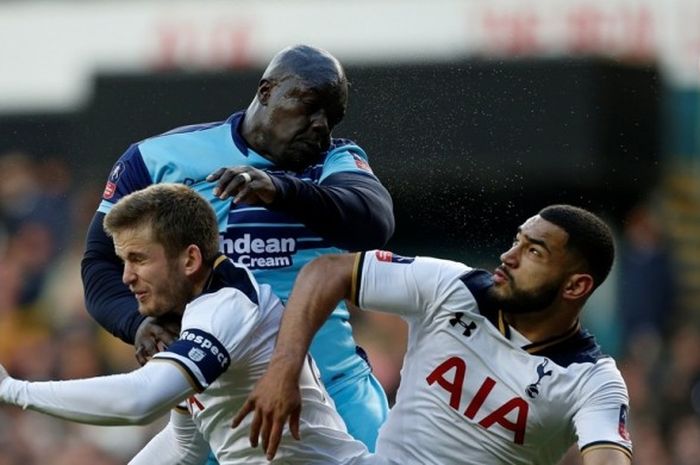 Penyerang Wycombe Wanderers, Adebayo Akinfewa (tengah), berduel dengan bek Tottenham Hotspur, Cameron Carter-Vickers (kanan), dalam laga ronde keempat Piala FA di Stadion White Hart Lane, London, Inggris, 28 Januari 2017.