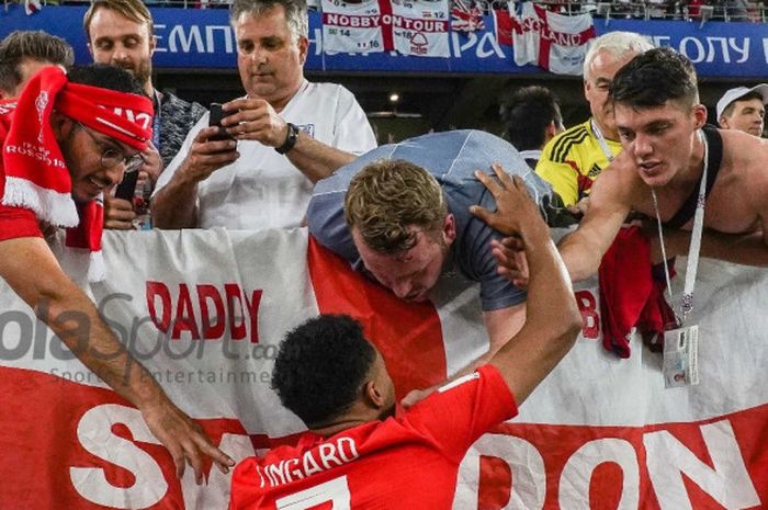  Gelandang serang Inggris, Jesse Lingard, menghampiri suporter usai membantu tim mengalahkan Kolombia pada duel babak 16 besar Piala Dunia 2018 di Stadion Spartak, Moskow, 3 Juli 2018. 