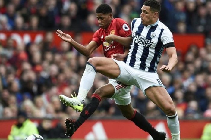 Penyerang Manchester United, Marcus Rashford, tengah berebut bola dengan pemain West Bromwich Albion, Jake Livermore di pertandingan Liga Inggris yang berlangsung di Old Trafford, Sabtu (1/4/2017).