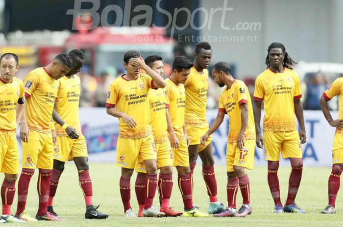 Ekspresi Skuat SFC dalam laga pembuka Piala Presiden 2018 antara Persib Vs Sriwijaya FC di Stadion Gelora Bandung Lautan Api, Bandung, Selasa (16/1/2018)