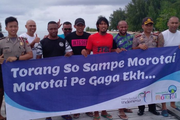 Pose para eks pemain timnas termasuk Elie Aiboy dan Budi Sudarsono bersama Kapolres AKBP Andri Iskandar, Sabtu (25/11/2017).