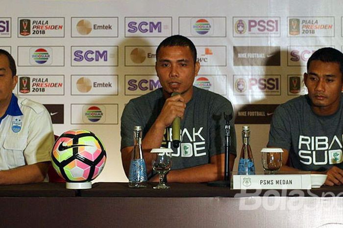 Pelatih Kiper PSMS Medan, Sahari Gultom (tengah), memberikan keterangan dalam konfrensi pers pertandingan Persib versus PSMS Medan, Sabtu (20/1) siang di Hotel Grand Tjokro.