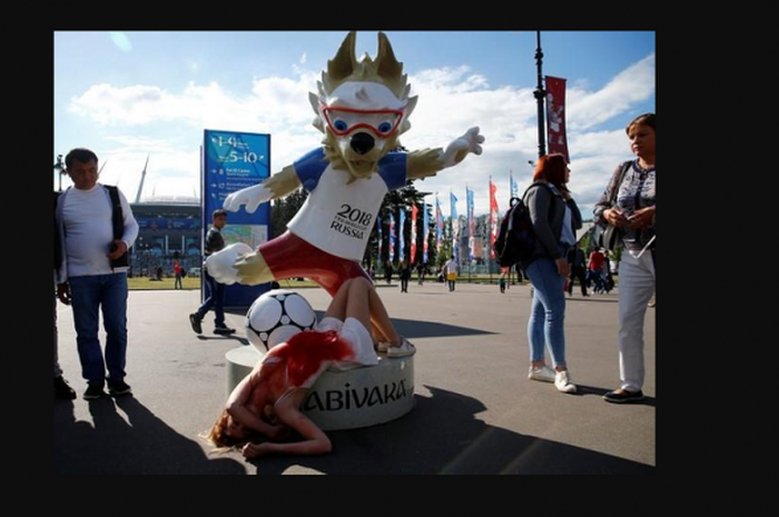 Aksi aktifis Rusia di depan Stadion Saint Petersburg.