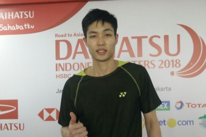 Pebulu tangkis tunggal putra Taiwan, Chou Tien Chen, berpose seusai konferensi pers semifinal Indonesia Masters 2018 melawan Anthony Sinisuka Ginting (Indonesia) pada semifinal Indonesia Masters 2018 di  Istora Senayan, Jakarta Selatan, pada Sabtu (27/1/2018).