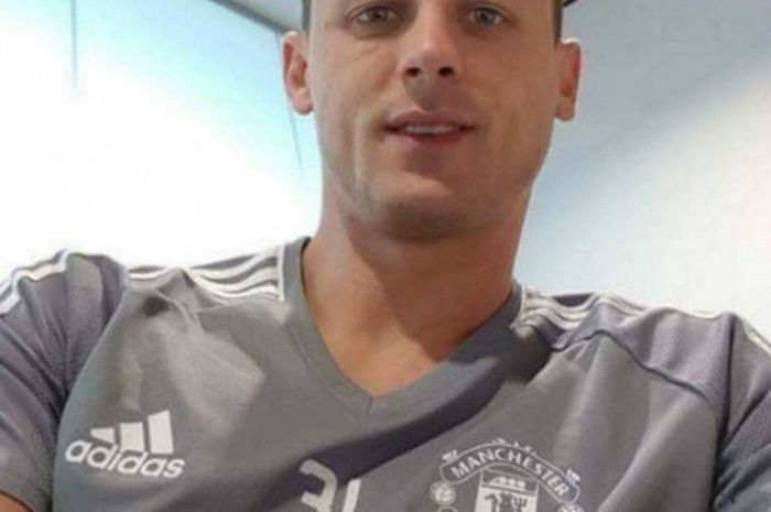 Gelandang Chelsea, Nemanja Matic, tampak mengenakan seragam latihan Manchester United