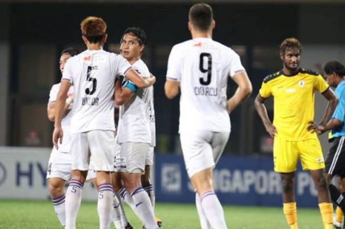 Kapten Warriors FC, Shahril Ishak (tengah) disambut rekan-rekannya seusai mencetak gol ke gawang Tampines Rovers pada lanjutan Liga Singapura 2017 di Our Tampines Hub, Rabu (20/9/2017) malam. 