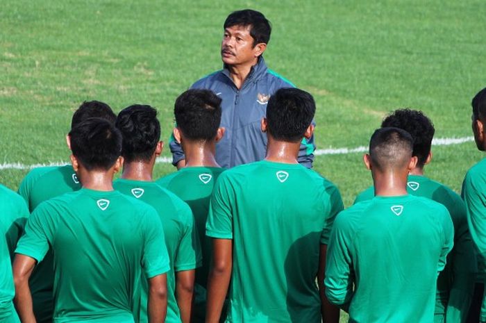  Pelatih Indonesia U-18, Indra Sjafri, saat memimpin pemusatan latihan hari pertama di lapangan Atang Sutresna, Markas Kopassus, Cijantung, Jakarta Timur, Senin (21/3/2017). 