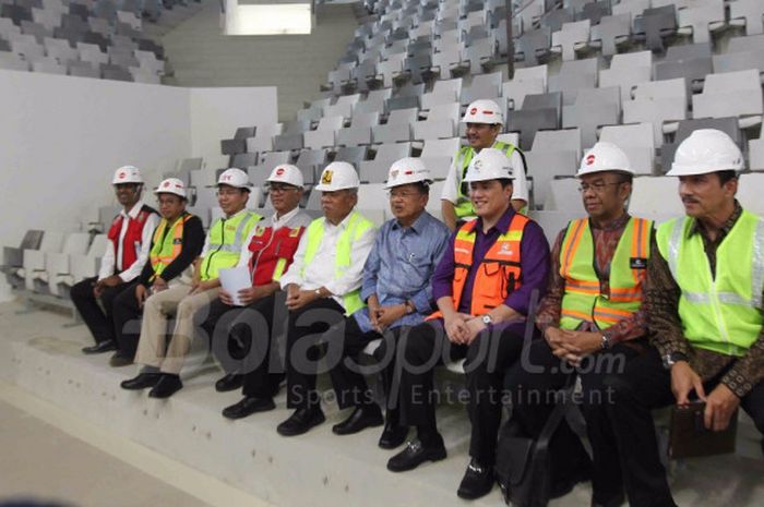 Wakil Presiden Jusuf Kalla (keempat dari kanan) berpose dengan Ketua Inasgoc Erick Thohir (ketiga dari kanan), dan Sesmenpora Gatot S Dewabroto saat meninjau proses renovasi Istora Senayan, Jakarta, Selasa (3/10/2017).