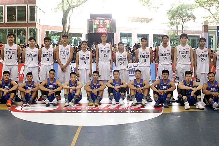 Tim basket putra Universitas Pelita Harapan (UPH)  berpose dengan STIE Bhakti Pembangunan (STIE BP)  menjelang dimulainya laga pembuka babak regional Liga Mahasiswa (LIMA) Basketball di GOR UPH, Karawaci, Tangerang, Senin (06/11/20117).