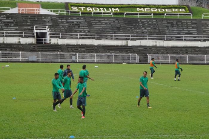 Para pemain timnas U-22 menjalani latihan pagi sebelum laga Malaysia vs Indonesia di Stadion Merdeka, Kuala Lumpur, Sabtu (26/8/2017). 