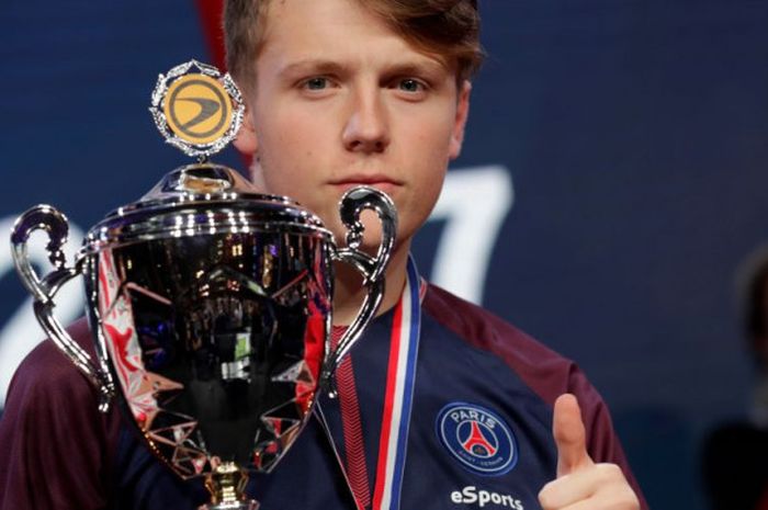 Lucas 'DaXe' Cuillerier dari tim PSG eSports berpose dengan trofi ESWC FIFA 18 Challenge setelah mengalahkan Florian Muller 'Cody' dari tim FC Basel, di Paris, Prancis, pada 5 November 2017