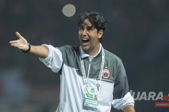 Ekspresi pelatih Persija Jakarta, Stefano Cugurra, dalam laga kontra Arema FC pada pekan kesembilan Liga 1 musim 2017 di Stadion Patriot Candrabhaga, Kota Bekasi, Jumat (2/6/2017). Persija menang dengan skor 2-0.