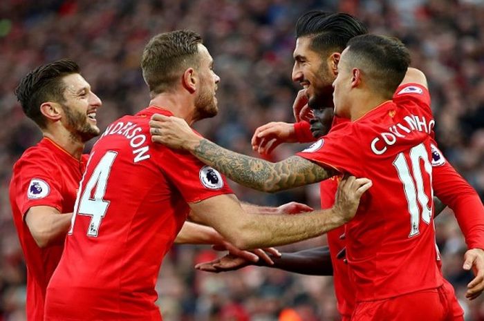 Emre Can (kedua dari kanan) disambut rekan setimnya setelah mencetak gol ketiga Liverpool FC ke gawang Watford dalam partai Premier League di Stadion Anfield, Liverpool, 6 November 2016.