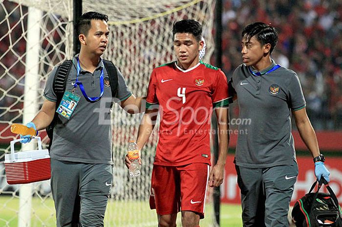 Pemain timnas U-19 Indonesia, Samuel Christianson, mendapat perawatan dari tim medis usai berbentura