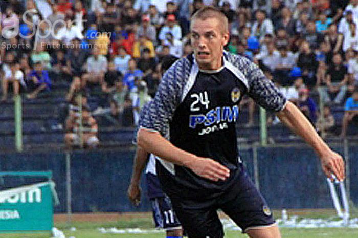 Pemain asal Belanda, Kristian Adelmund, saat membela PSIM Yogyakarta.