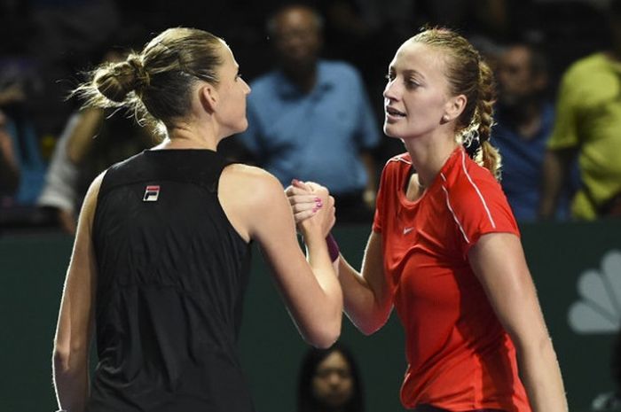 Petenis putri Republik Ceska, Karolina Pliskova (kiri) berjabat tangan dengan rekan senegara, Petra Kvitova setelah memenangi laga WTA Finals di Singapura, Kamis (25/10/2018).