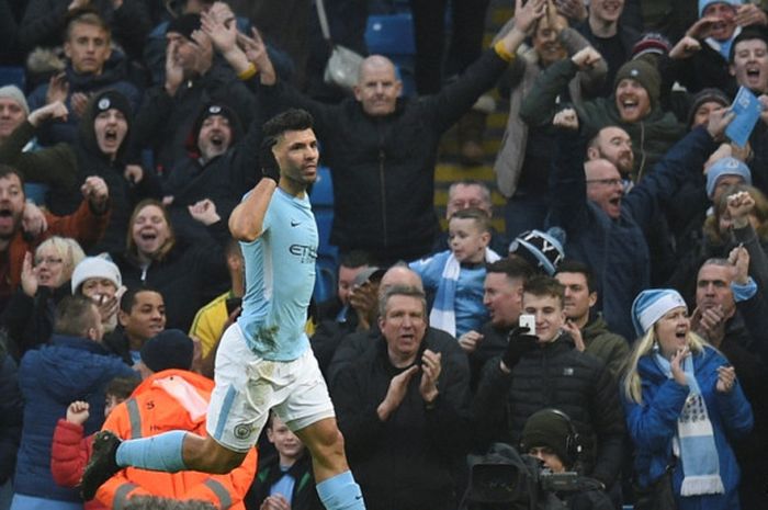 Striker Manchester City, Sergio Aguero, merayakan gol yang dia cetak ke gawang Bournemouth dalam laga Liga Inggris di Stadion Etihad, Manchester, pada 23 Desember 2017.