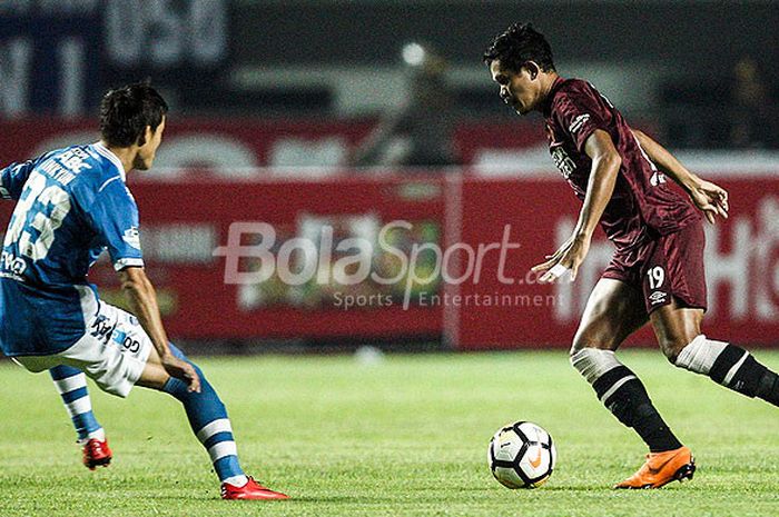    Gelandang PSM Makassar, Rizky Pellu (kanan), berupaya melewati hadangan pemain Persib Bandung, Oh In-kyun pada pekan kesepuluh Liga 1 2018 di Stadion GBLA, Bandung, Rabu(23/05/18).    