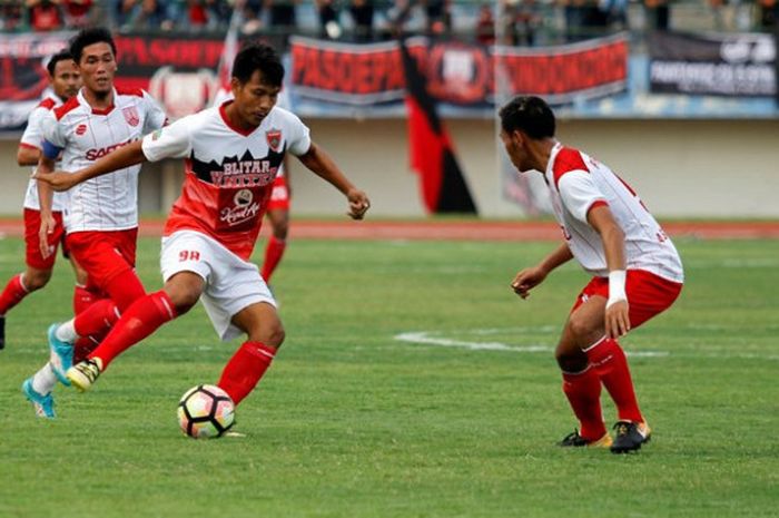 Penyerang Blitar United, Saktiawan Sinaga, tampil dalam laga persahabatan melawan Persis Solo di Stadion Manahan, Solo, Rabu (4/4/2018). 