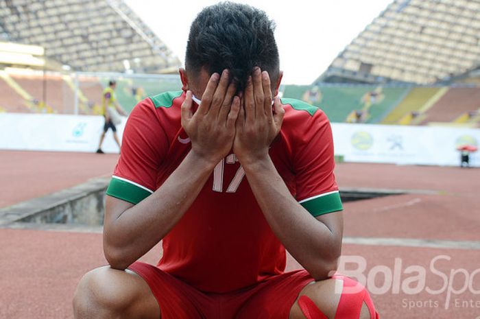  Pemain Timnas U-22, Saddil Ramdani ketika sedang berdoa dalam persiapan melawan Kamboja pada partai penentuan menuju semifinal SEA Games 2017. 