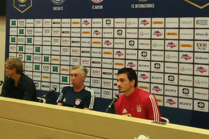 Pelatih Bayern Muenhen, Carlo Ancelotti (tengah), dan bek Mats Hummels dalam jumpa pers di Stadion Nasional Singapura, 26 Juli 2017, sehari sebelum duel International Champions Cup 2017 lawan Inter Milan.