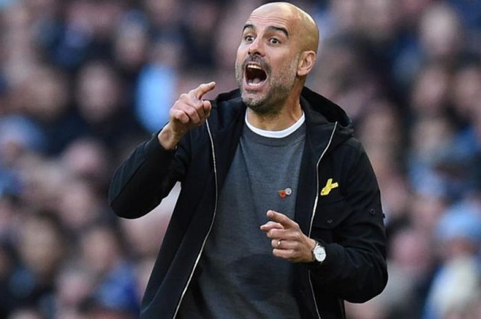 Gestur pelatih Manchester City, Josep Guardiola, dalam partai Liga Inggris lawan Arsenal di Stadion Etihad, Manchester, 5 November 2017.