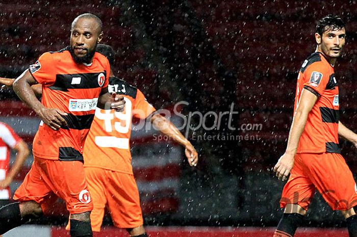 Pemain Perseru Serui, Yohanis Nabar (kiri) dan Ricardo Ivan Sendra, saat tampil melawan Madura United pada hari pertama laga kedua Piala Presiden 2018 Grup C di Stadion Gelora Bung Tomo Surabaya, Jawa Timur, Kamis (18/01/2018) malam.